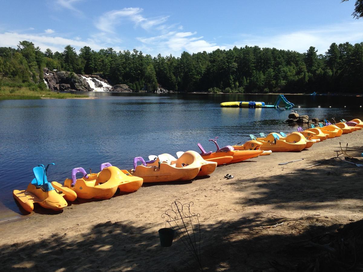 High Falls Bay Cottages, Camping & Waterpark Bracebridge Buitenkant foto